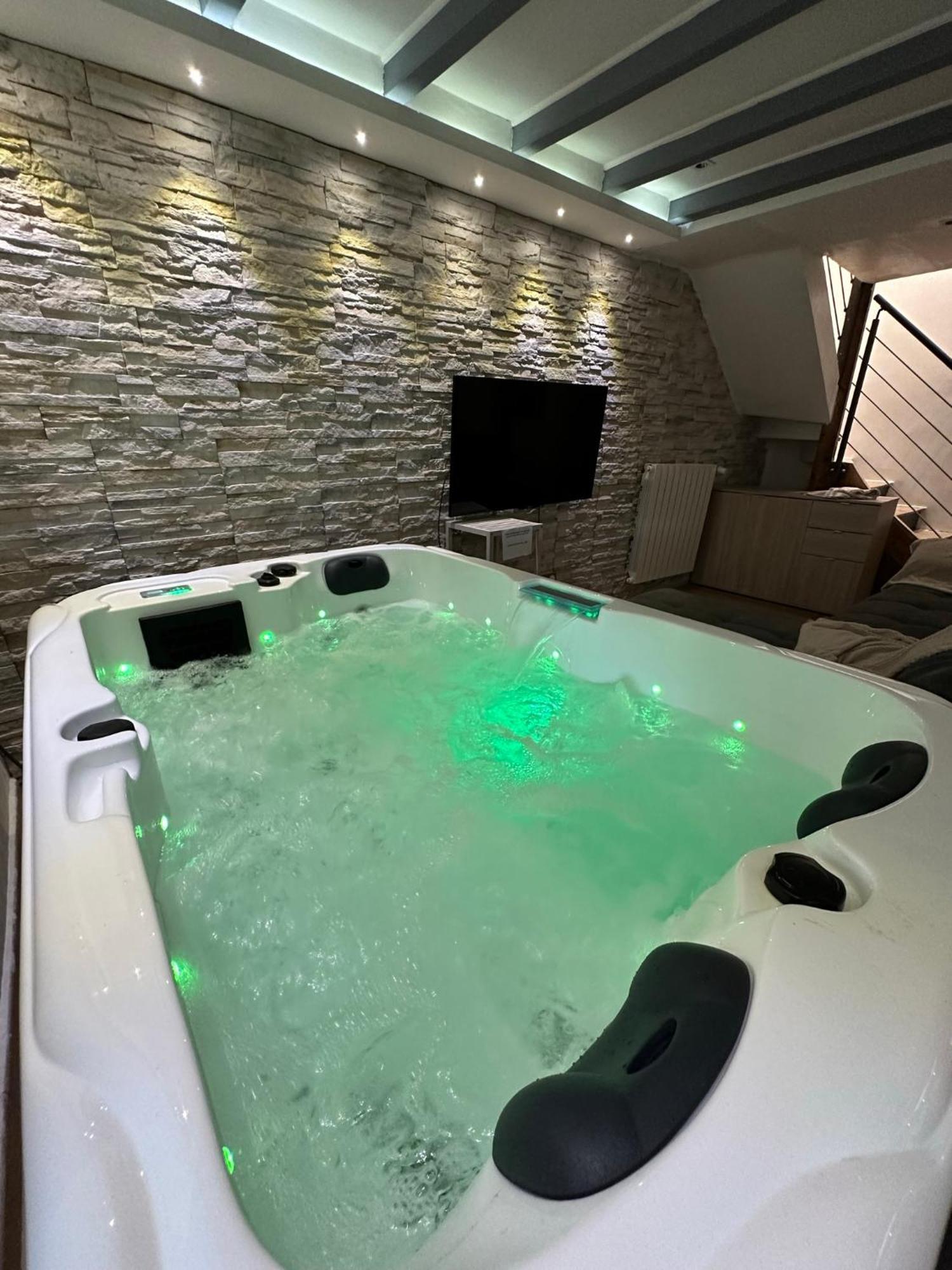 Вилла Maison Avec Spa Maisdon-sur-Sevre Экстерьер фото